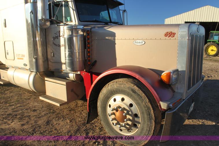 image for item F3480 1999 Peterbilt 379 semi truck