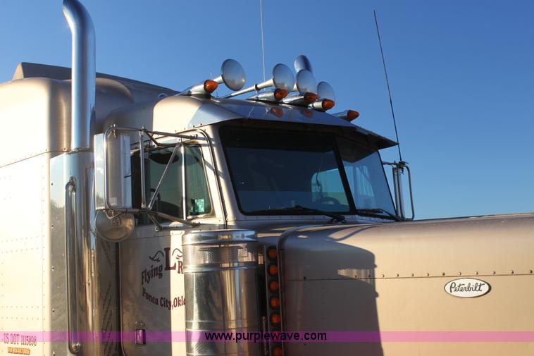 image for item F3480 1999 Peterbilt 379 semi truck