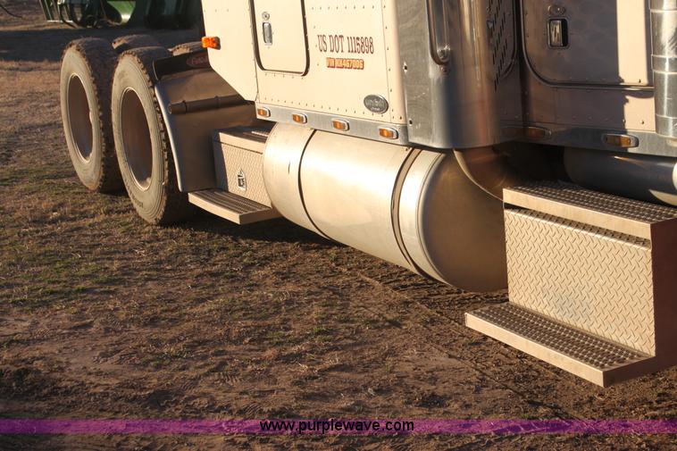 image for item F3480 1999 Peterbilt 379 semi truck