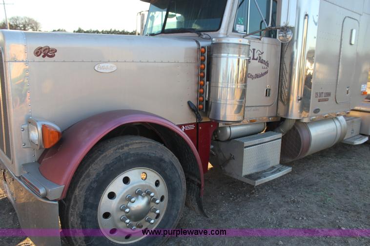 image for item F3480 1999 Peterbilt 379 semi truck