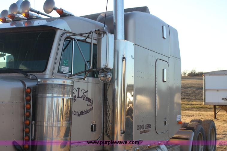 image for item F3480 1999 Peterbilt 379 semi truck