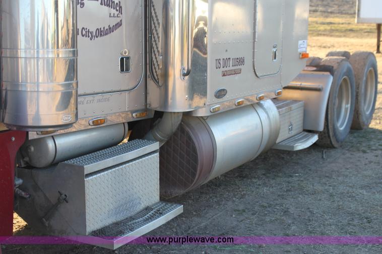 image for item F3480 1999 Peterbilt 379 semi truck