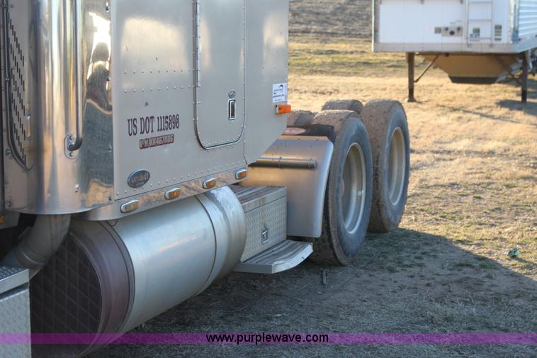 image for item F3480 1999 Peterbilt 379 semi truck