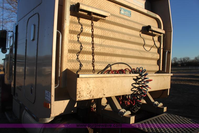 image for item F3480 1999 Peterbilt 379 semi truck