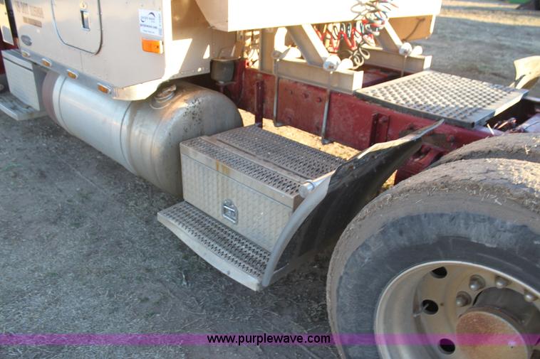 image for item F3480 1999 Peterbilt 379 semi truck