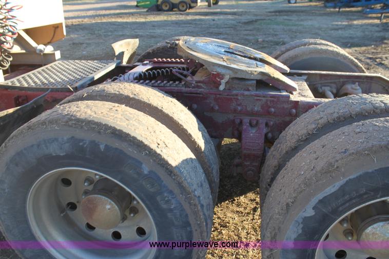 image for item F3480 1999 Peterbilt 379 semi truck