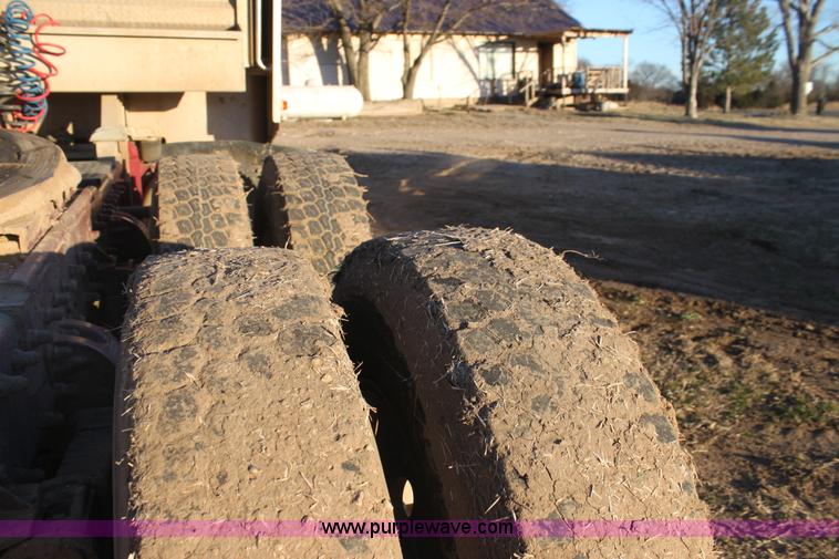 image for item F3480 1999 Peterbilt 379 semi truck