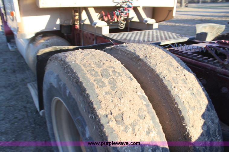 image for item F3480 1999 Peterbilt 379 semi truck