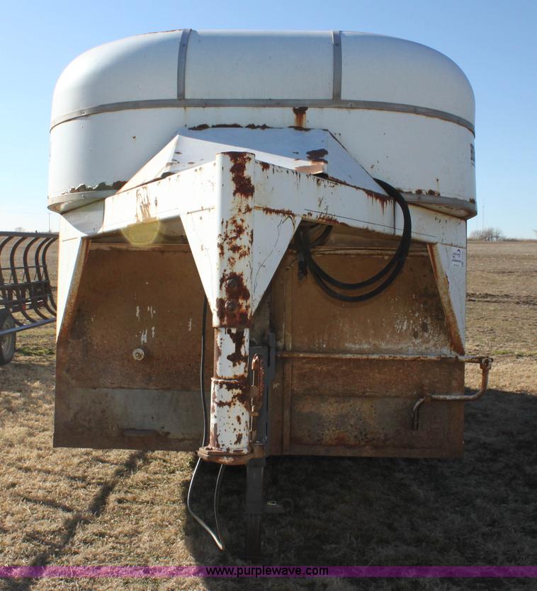image for item F3495 1990 Bullmobile livestock trailer