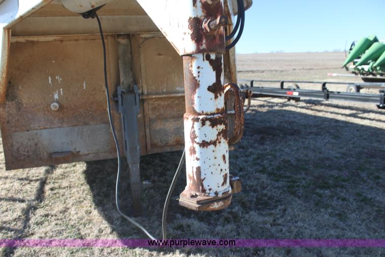 image for item F3495 1990 Bullmobile livestock trailer