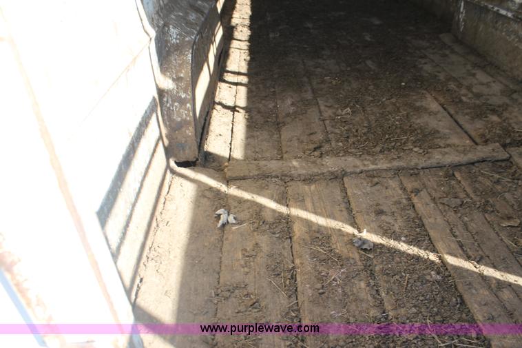 image for item F3495 1990 Bullmobile livestock trailer