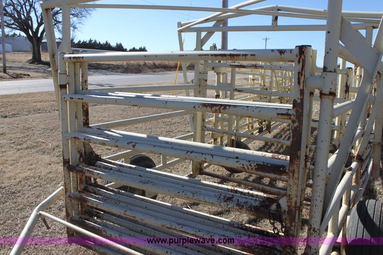 image for item F3500 Wilson wheel corral portable pens