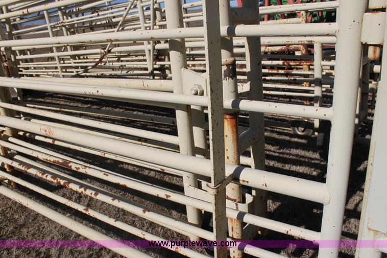 image for item F3500 Wilson wheel corral portable pens