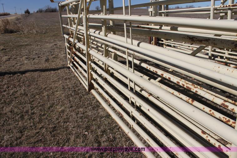 image for item F3500 Wilson wheel corral portable pens