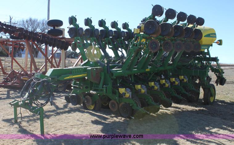 image for item L6504 2010 John Deere 1790 split row planter