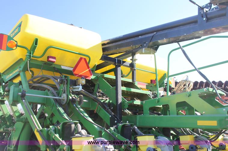 image for item L6504 2010 John Deere 1790 split row planter