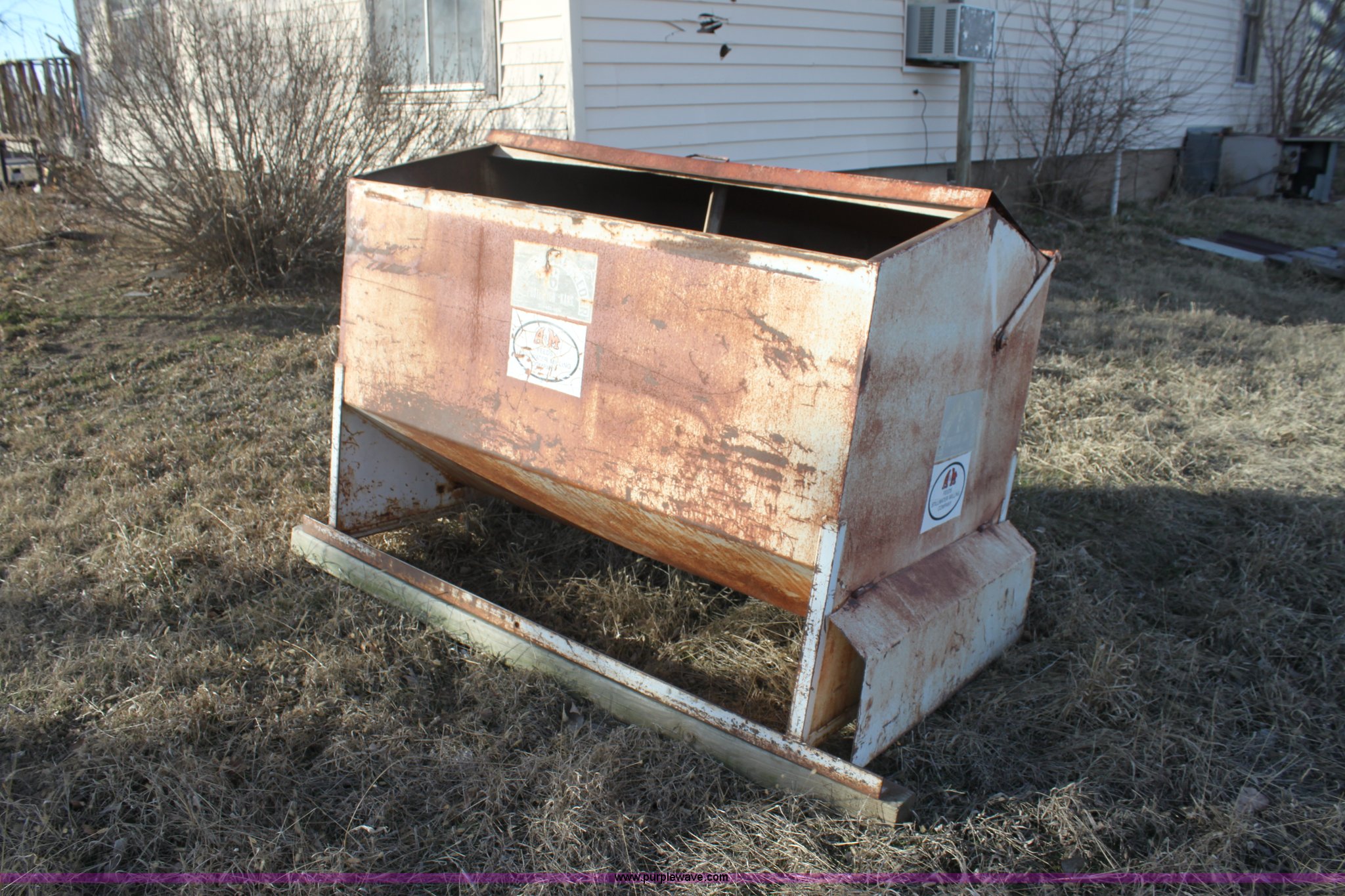 BarSix cake feeder in Ponca City, OK Item BR9499 sold Purple Wave