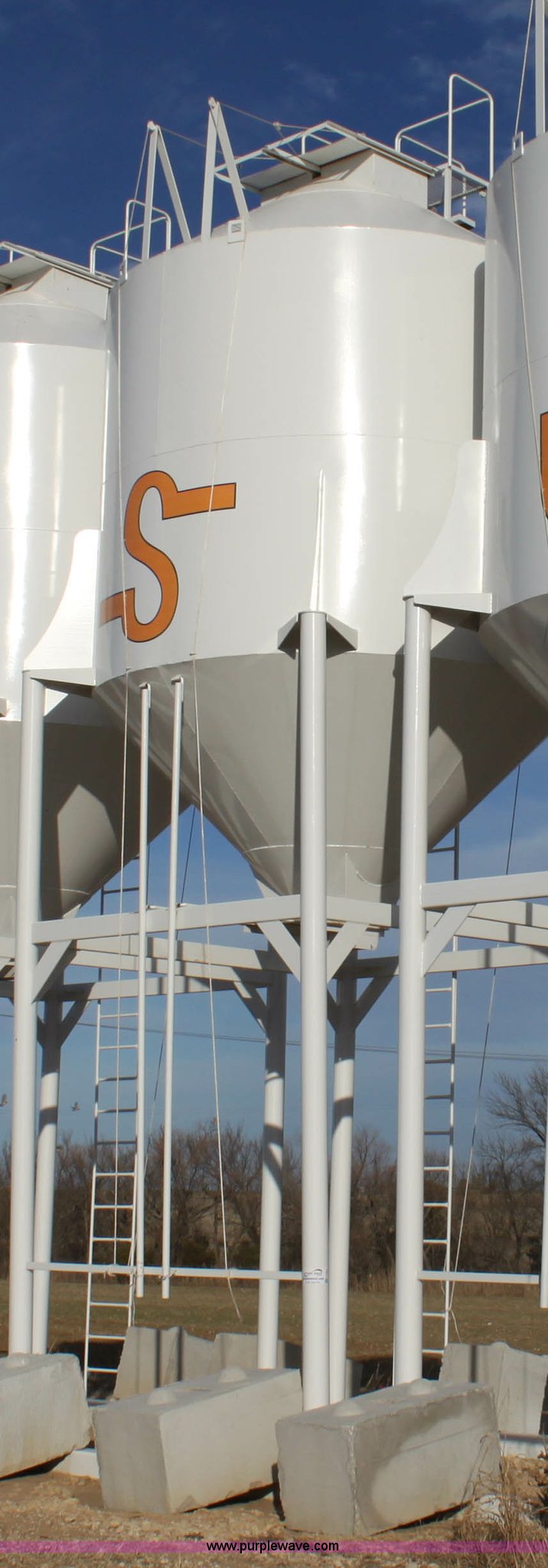 2013 HMI 30 ton overhead grain bin in Ponca City, OK Item F3464 sold