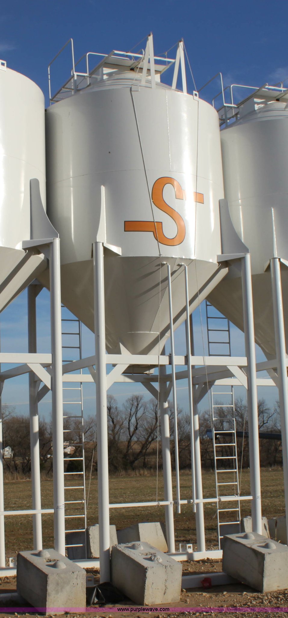 2013 HMI 30 ton overhead grain bin in Ponca City, OK Item F3464 sold