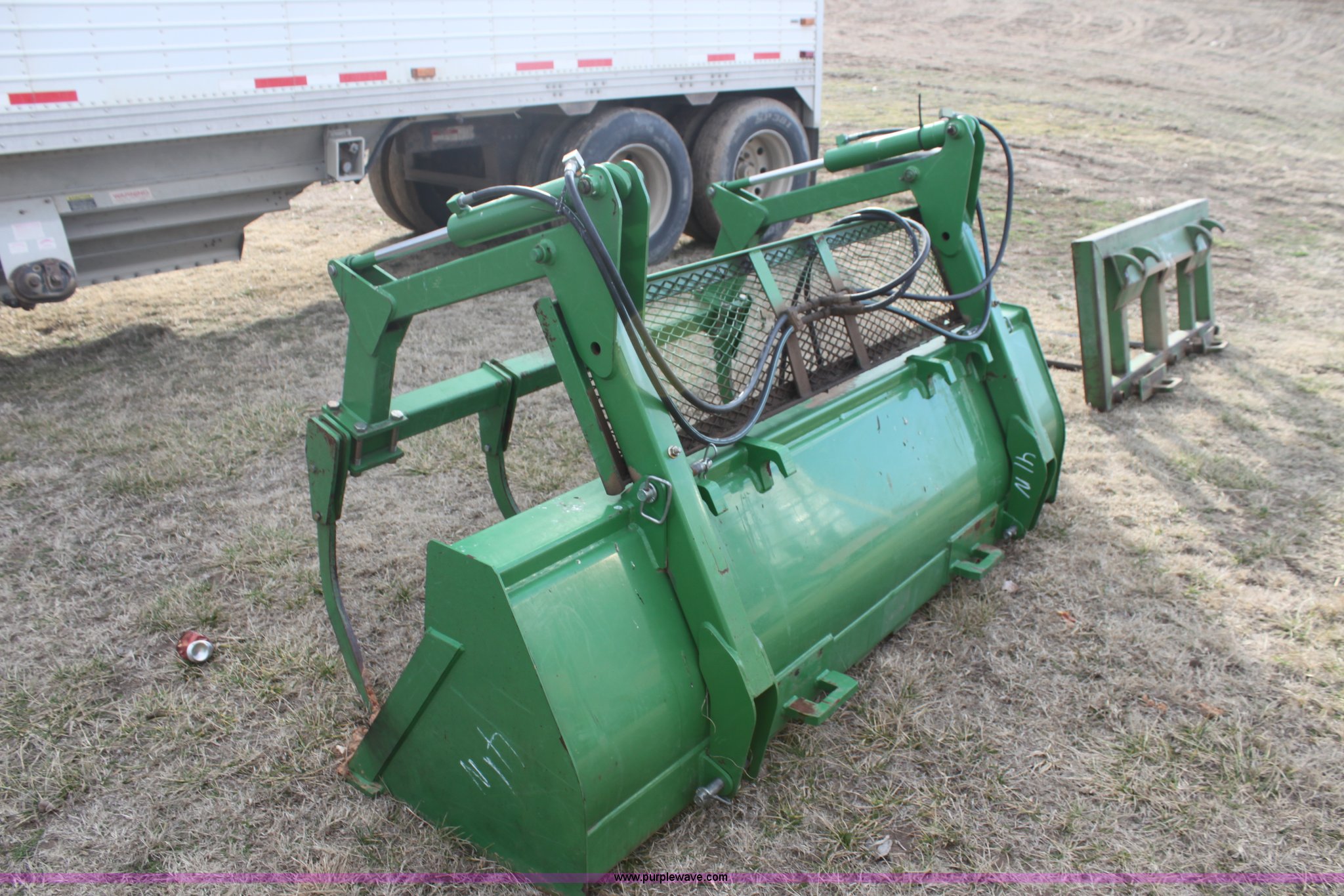 John Deere 8' loader grapple bucket in Ponca City, OK Item L6513 sold