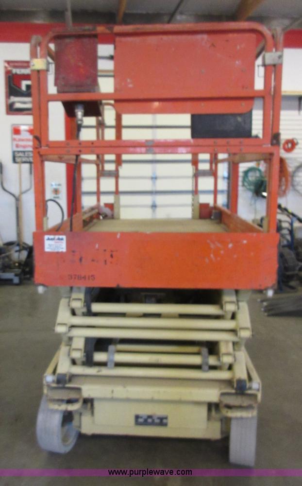 image for item AV9913 2002 JLG 2646E2 scissor lift