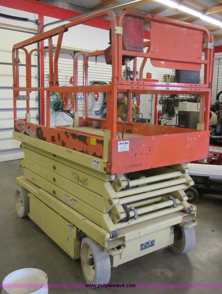 image for item AV9913 2002 JLG 2646E2 scissor lift