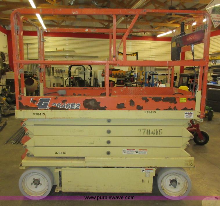 image for item AV9913 2002 JLG 2646E2 scissor lift