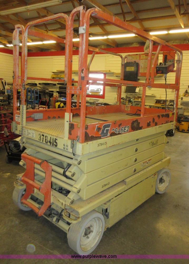 image for item AV9913 2002 JLG 2646E2 scissor lift
