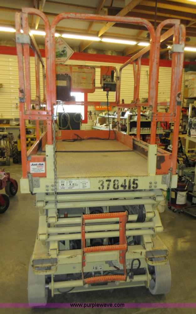image for item AV9913 2002 JLG 2646E2 scissor lift
