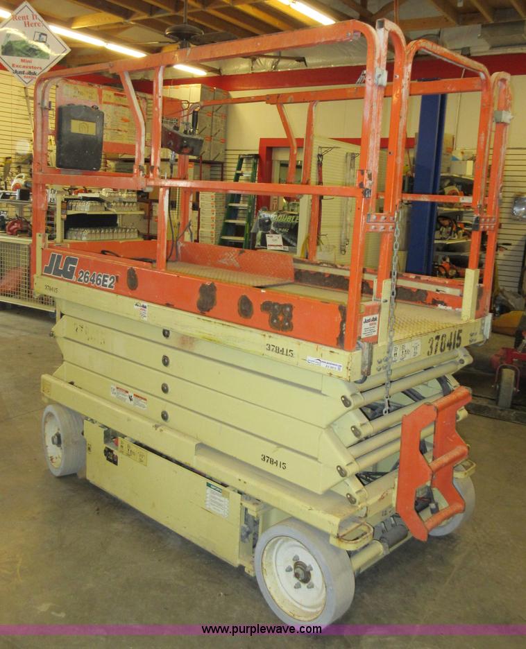 image for item AV9913 2002 JLG 2646E2 scissor lift
