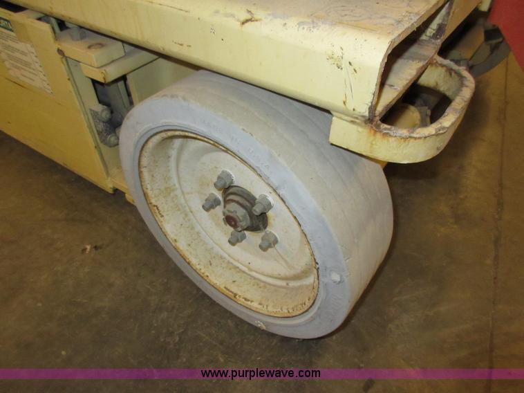 image for item AV9913 2002 JLG 2646E2 scissor lift