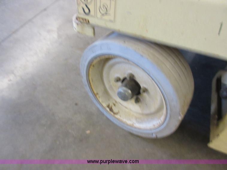 image for item AV9913 2002 JLG 2646E2 scissor lift