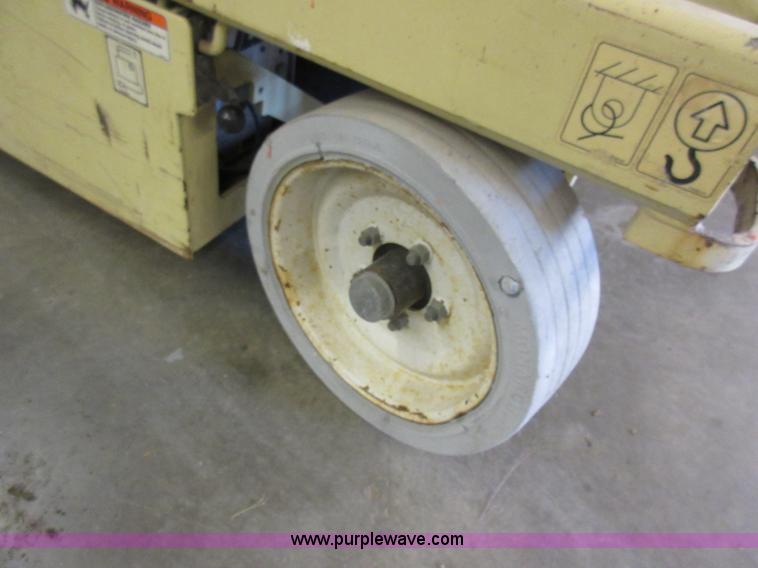 image for item AV9913 2002 JLG 2646E2 scissor lift