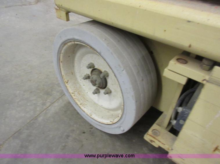 image for item AV9913 2002 JLG 2646E2 scissor lift