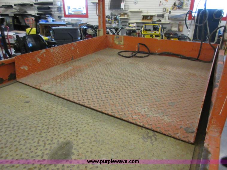 image for item AV9913 2002 JLG 2646E2 scissor lift