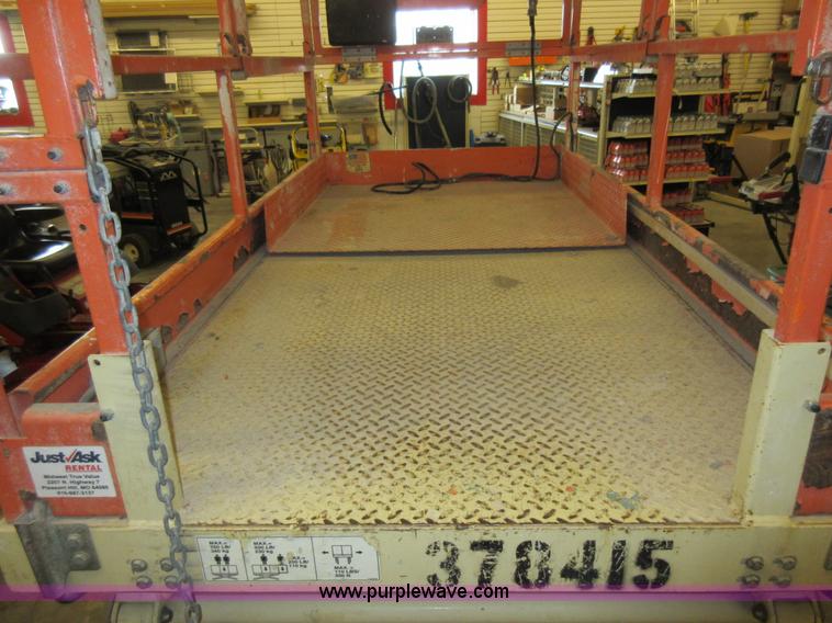 image for item AV9913 2002 JLG 2646E2 scissor lift
