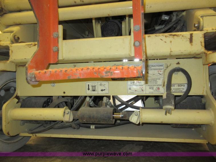 image for item AV9913 2002 JLG 2646E2 scissor lift
