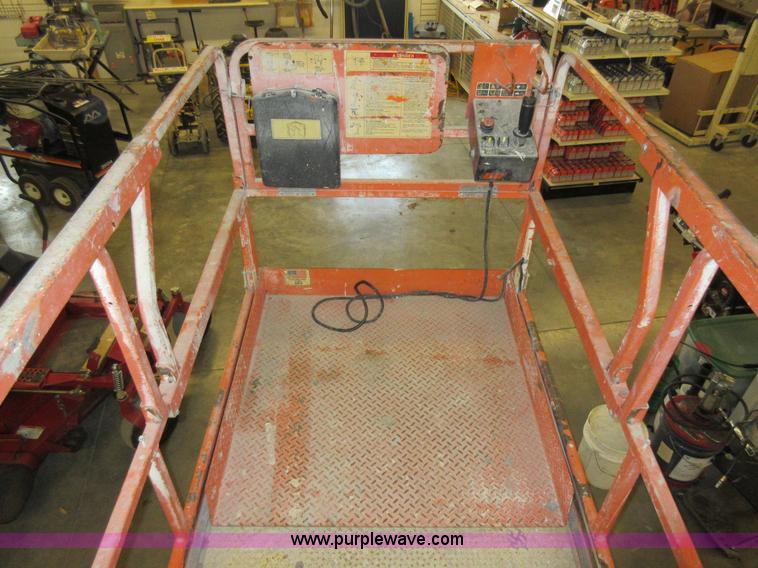 image for item AV9913 2002 JLG 2646E2 scissor lift