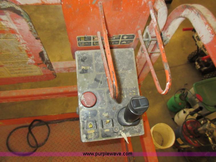 image for item AV9913 2002 JLG 2646E2 scissor lift