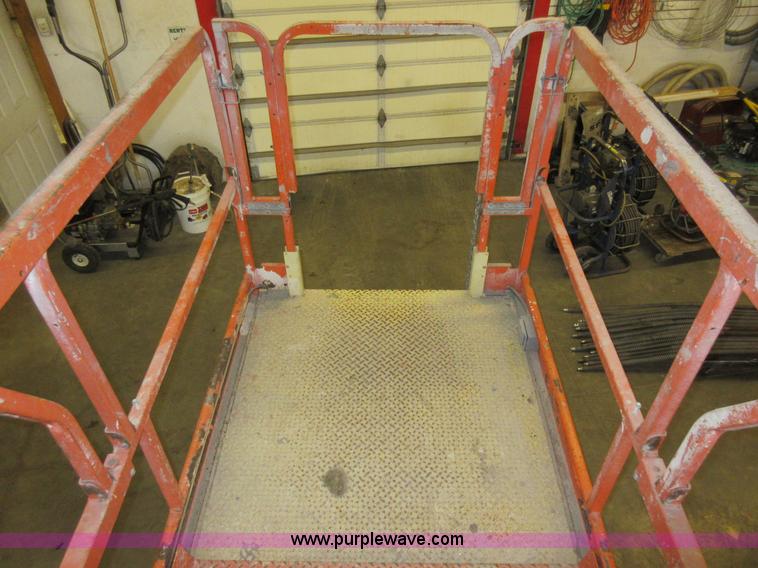 image for item AV9913 2002 JLG 2646E2 scissor lift