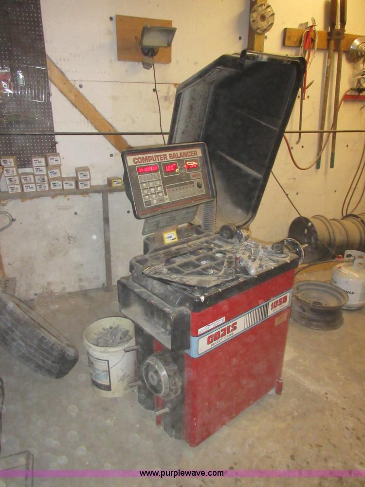 image for item AW9076 Coats 1050 wheel balancer