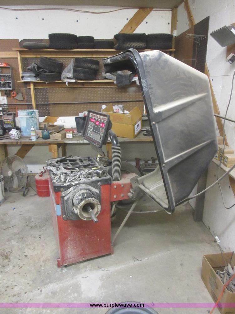 image for item AW9076 Coats 1050 wheel balancer