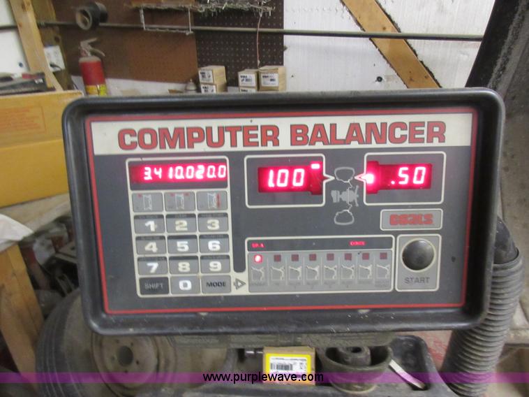 image for item AW9076 Coats 1050 wheel balancer