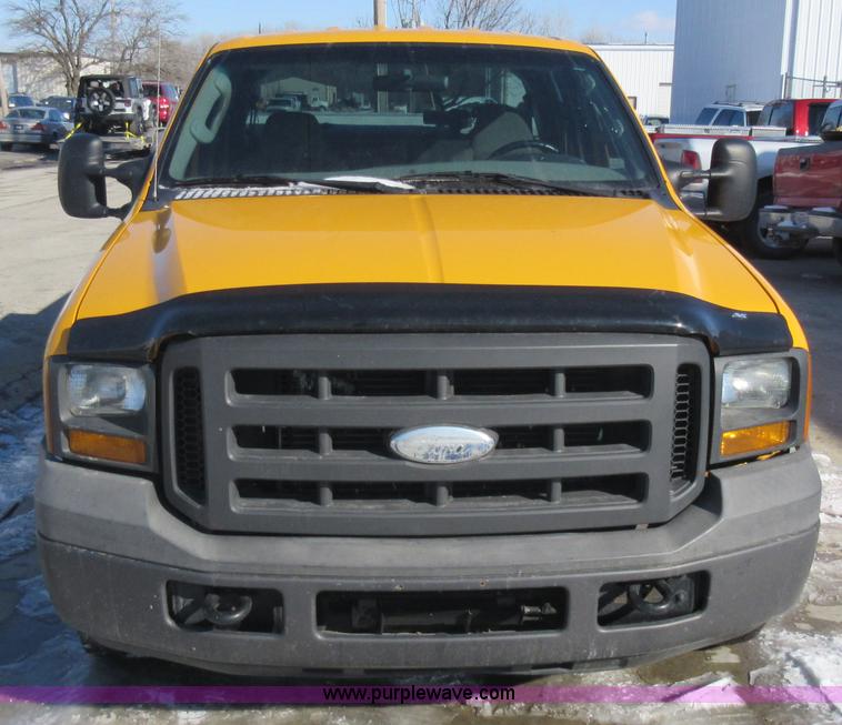 image for item AW9083 2005 Ford F250 Super Duty pickup truck