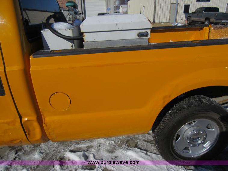 image for item AW9083 2005 Ford F250 Super Duty pickup truck