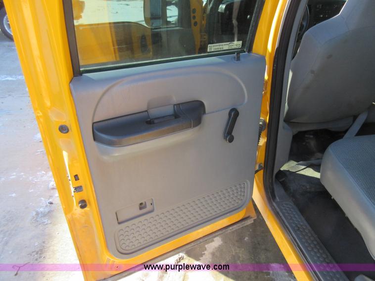 image for item AW9083 2005 Ford F250 Super Duty pickup truck