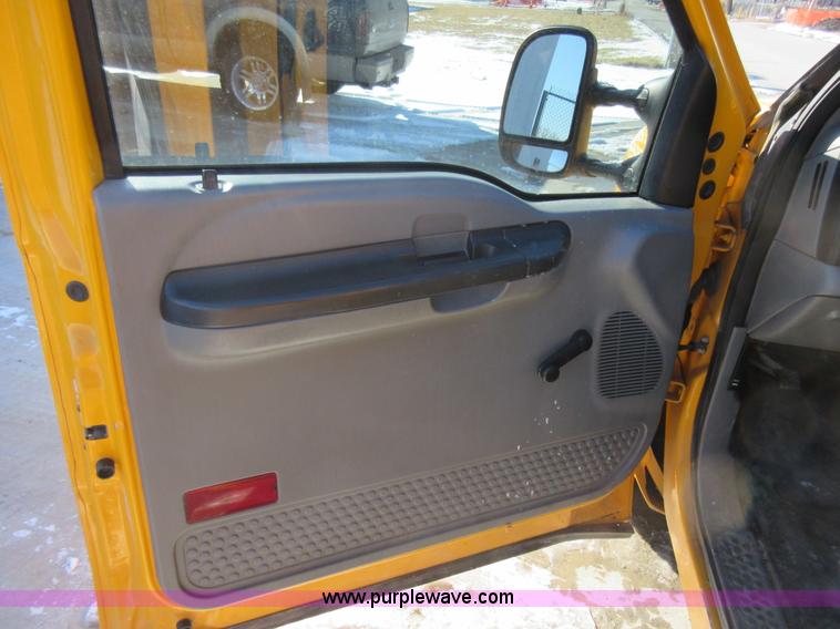 image for item AW9083 2005 Ford F250 Super Duty pickup truck