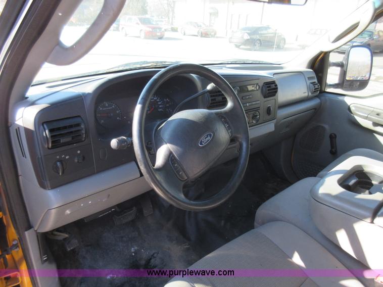 image for item AW9083 2005 Ford F250 Super Duty pickup truck