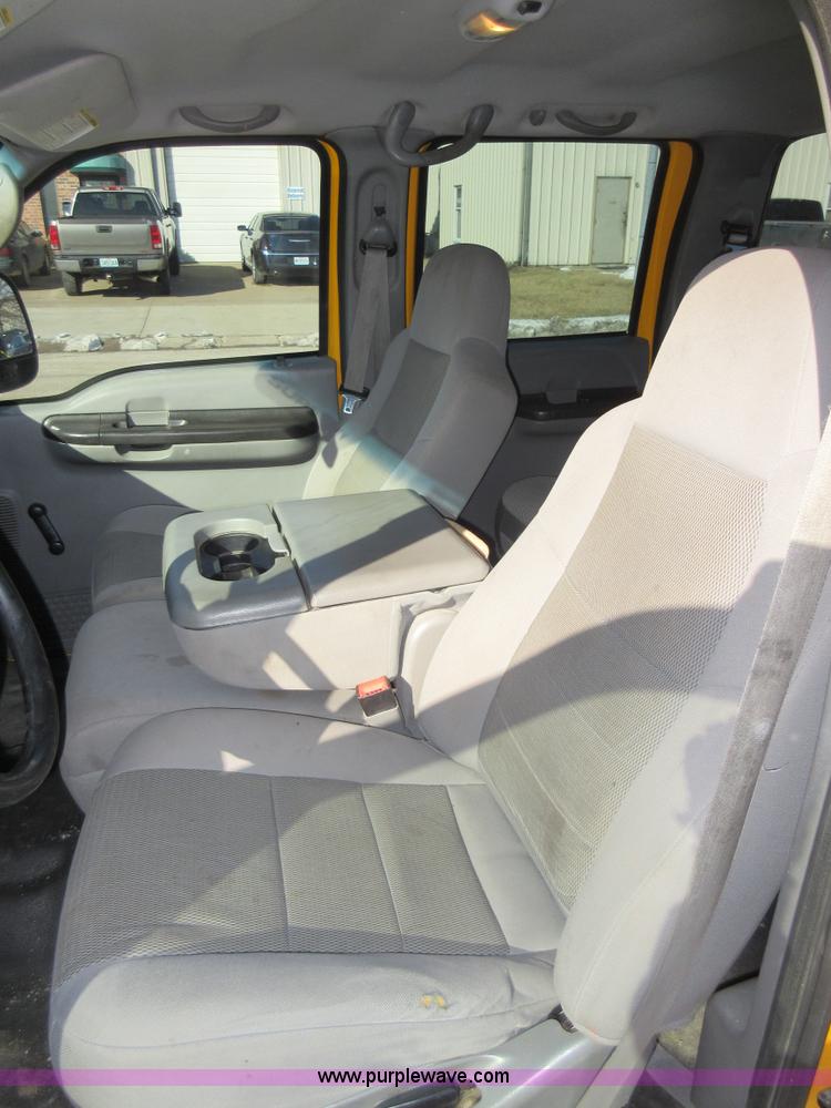 image for item AW9083 2005 Ford F250 Super Duty pickup truck