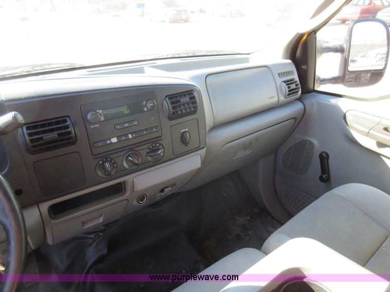 image for item AW9083 2005 Ford F250 Super Duty pickup truck